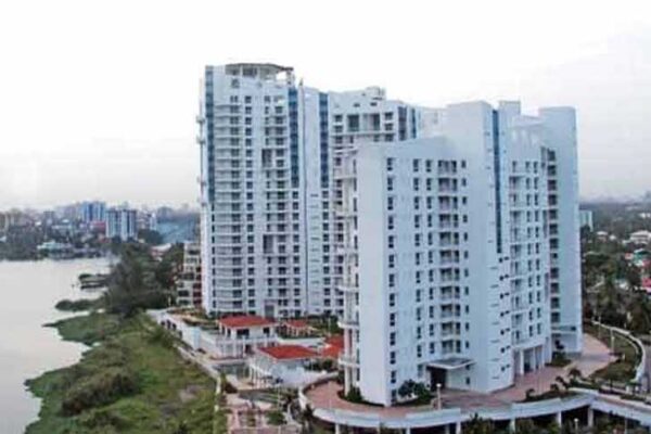 Delhi State Commission Holds DLF Gayatri Developers Liable For Delay In Completion Of Housing Project; Directs Refund Of 15 Lakhs