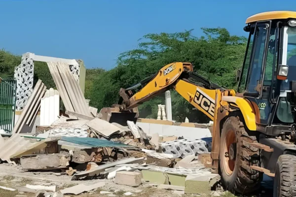 Gujarat High Court Issues Contempt Notice To Junagadh Municipal Commissioner For Defying SC Orders, Demolishing 300-Yr-Old Dargah